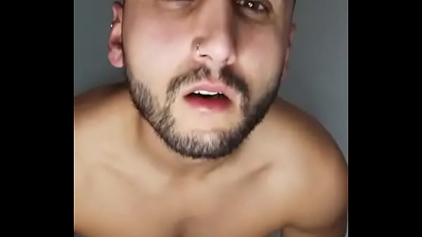 Gostoso Latino batendo punheta e mostrando sua bunda gostosa