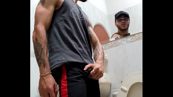 ¿Como se llama este hombre latino colombiano de Medellín ? su familia lo descubre masturbándose en la finca